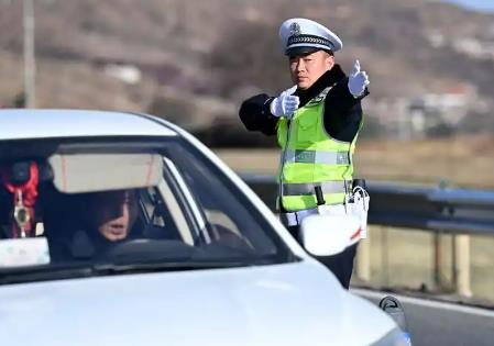 交警有权利拘留人么