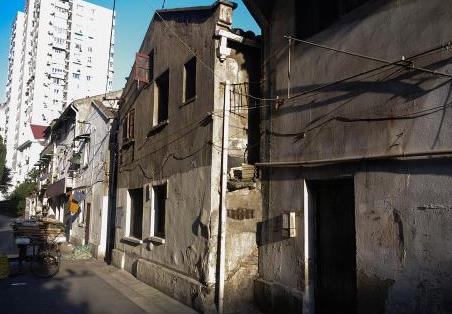 　重庆市房屋拆迁赔偿不合理找哪个部门解决?  　　一、先分清房屋性质，找对应主管单位  　　(一)国有土地房屋(主城商品房、老小区、商铺、公寓，区县城区房屋)  　　法定责任主体：区 / 自治县人民政府，实施单位：区住建委(房屋征收科 / 征收中心)，市级监管：重庆市住房城乡建委(房屋征收处)  　　1. 内部协商、现场沟通(第一步)  　　对接单位：项目拆迁指挥部、街道办、镇政府征收专班  　　操作：提交书面补偿异议书，写明补偿偏低项目、政策依据，索要签收回执 / EMS 底单，全程录音留证。  　　2. 区级投诉主管(最直接监管部门)  　　区住房城乡建设委员会(房屋征收部门)  　　受理事项：评估价格过低、漏算装修 / 搬迁 / 过渡费、克扣奖励、断水断电逼迁、征收程序违法、补偿方案不公示。  　　3. 市级监督部门(区级推诿不作为时)  　　重庆市住建委房屋征收处  　　地址：渝中区长江一路 58 号，咨询电话：023-63852577，可线上在 “重庆住建” 官网留言投诉，市级对全市征收项目督导核查、责令整改。  　　4. 全市统一便民投诉热线(通用入口)  　　12345 重庆政务服务热线  　　拨打生成工单，自动分派至区政府、住建、信访等部门，限期书面答复，务必保存工单编号作为维权证据。  　　5. 评估价格单独争议专属渠道(房价评估低核心途径)  　　收到评估报告10 日内，向评估机构书面申请复核;  　　复核仍不满意，10 日内书面申请重庆市房地产价格评估专家委员会鉴定(市住建委下设，鉴定结论具备法律效力)。  　　(二)集体土地农村宅基地(乡镇农村、城郊城中村征地)  　　法定主管：区规划和自然资源局(规自局征地科)，统筹协调：区政府、乡镇人民政府  　　1. 基层协商  　　乡镇政府 / 街道征地办，现场提出房屋重置价、区片地价、安置、青苗补偿异议。  　　2. 区级主管投诉  　　区县规划和自然资源局  　　受理：土地补偿、安置补助费、房屋重置价、安置房政策、青苗附着物补偿不合理、征地程序违规。  　　3. 市级监管  　　重庆市规划和自然资源局，线上官网投诉征地违法、补偿标准不公。  　　4. 集体土地法定前置协调裁决程序(独有流程，起诉前必须走完)  　　对征地补偿安置方案不服，30 日内向区县政府申请协调;  　　协调无果，向重庆市政府申请征地补偿裁决(市规自局承办);  　　对市政府裁决不服，才能向法院起诉。  　　二、综合调解、纪检、审计补充渠道  　　1、信访部门(区信访办、市信访办)  　　作用：组织多方调解，适合多次协商无果、需要政府牵头调解;仅调解职能，不能直接撤销补偿决定。  　　2、纪委监委  　　仅受理：拆迁工作人员滥用职权、暴力逼迁、收受好处、克扣补偿款、公职人员违纪;单纯补偿金额高低不受理。  　　3、审计局  　　投诉补偿资金发放不透明、截留补偿款，审计部门核查征收资金台账。  　　4、区县矛盾纠纷多元调解中心  　　免费三方调解(征收方 + 群众 + 驻点律师)，可协商重新核算补偿、签订和解协议。  　　三、法定终极救济渠道(协商投诉无效后)  　　1. 国有土地、收到《征收补偿决定书》  　　行政复议：60 日内，向重庆市人民政府申请复议;  　　行政诉讼：6 个月内，向房屋所在地中级人民法院起诉被告(区县政府)。  　　2. 已签补偿协议，对方拖欠补偿款、不交付安置房  　　起诉至房屋所在地基层人民法院，行政协议纠纷。  　　3. 农村征地，不服市政府征地裁决  　　收到裁决书 6 个月内向市一中 / 五中 / 二中院提起行政诉讼。  　　四、维权标准操作顺序(成本由低到高，建议依次走)  　　拆迁指挥部 / 街道书面提异议，留存回执  　　拨打 12345 提交工单投诉  　　向区级主管部门书面投诉(住建 / 规自局)  　　评估异议：复核→市评估专家委员会鉴定  　　行政调解(综治中心、信访)  　　法定程序：行政复议 / 行政诉讼(最终法律途径)  　　五、快速区分一句话总结  　　主城 / 区县城区商品房、商铺：区住建委、市住建委、12345、市政府复议、中院起诉  　　农村自建房、征地拆迁：区规自局、乡镇政府、区政府协调、市政府裁决、法院起诉  　　评估房价过低：复核 + 重庆市估价专家委员会  　　公职人员暴力逼迁、贪腐：纪委监委  　　重庆市房屋拆迁赔偿起诉流程?  　　一、先分清案件类型、被告、管辖法院(重中之重，跑错法院不予立案)  　　类型 1：国有土地房屋，不服《征收补偿决定书》(最常见)  　　被告：XX 区 / 自治县人民政府(补偿决定书盖章单位)  　　管辖：对应市中级人民法院(不动产所在地中院：一中、二中、三中、四中、五中法院)  　　时效：收到补偿决定书起 6 个月内 直接起诉;也可先 60 日向重庆市政府申请行政复议，复议不服 15 日内起诉法律定性：行政征收行政诉讼  　　类型 2：已签补偿协议，拆迁方拖欠补偿款、不交付安置房  　　被告：区住建委、房屋征收中心  　　管辖：房屋所在地基层人民法院  　　时效：协议约定付款 / 交房到期后 3 年内起诉(行政协议纠纷)  　　类型 3：农村集体土地宅基地征地补偿不服(强制前置程序，不走完法院不受理)  　　前置法定步骤(缺一不可)  　　① 收到征地补偿安置方案 30 日内向区县政府申请协调;  　　② 协调无果，向重庆市人民政府申请征地补偿裁决;  　　③ 对市政府裁决不服，6 个月内向对应中级人民法院起诉，被告为重庆市政府 / 区县政府  　　未走协调 + 裁决直接去法院立案，一律驳回起诉  　　类型 4：暴力逼迁、断水断电、违法强拆  　　被告：区政府 / 征收办 / 街道;管辖：房屋所在地中级法院，6 个月内起诉  　　二、起诉前必备前置维权取证(庭审核心证据)  　　评估价过低：收到评估报告 10 日内书面复核，不服 10 日内向重庆市房地产估价专家委员会申请鉴定，留存全部书面回执、EMS 底单  　　补偿标准异议：向征收办提交《补偿异议书》，拨打 12345 政务热线投诉，保存工单编号、回复记录  　　全部证据留存：房产证 / 土地证、征收公告、补偿方案、补偿决定书、沟通录音文字版、周边房价截图、装修票据、房屋照片、投诉回执  　　三、全套立案材料清单(重庆法院统一标准)  　　行政起诉状：正本 1 份 + 被告副本 1 份(告区政府准备 2 份)  　　标准诉讼请求：  　　① 撤销 XX 区政府 XX 号《房屋征收补偿决定书》;  　　② 判令被告依法作出公平合理的征收补偿;  　　③ 本案诉讼费由被告承担。  　　原告身份材料：身份证复印件;农村房附宅基地证 / 建房审批表;商品房附不动产权证  　　被诉行政文书原件复印件：《征收补偿决定书》《征地裁决书》及送达凭证(签收记录、拍照)  　　证据套装 + 证据目录(编号、名称、证明目的)  　　征收全套文件：征收公告、补偿安置方案  　　评估全套：评估报告、复核申请、专家鉴定意见  　　证明补偿偏低：同小区二手房报价、中介截图、装修票据、附着物清单  　　维权记录：12345 工单、书面异议回执、录音文字稿  　　送达地址确认书(法院现场领取填写)  　　委托律师需补充：授权委托书、律师证、律所函  　　四、重庆 3 种立案渠道(任选)  　　方式 1：微信小程序网上立案(推荐，不用跑法院)  　　微信搜「人民法院在线服务」，定位重庆，实名认证  　　点「我要立案」→审判立案→行政一审  　　选择对应中级人民法院，填写原被告信息、上传签字扫描版起诉状、全部证据 PDF  　　提交后 7 日内法官审核，审核通过短信通知邮寄纸质材料归档  　　网上立  　　上传材料界面  　　填写被告信息  　　方式 2：现场立案(当天可补材料)  　　携带全部纸质材料，前往房屋对应的中级人民法院立案庭行政窗口提交;法院 7 日内出具立案 / 不予立案通知书，材料不齐一次性告知补正。  　　方式 3：EMS 邮寄立案  　　法院专递寄至中院立案庭，封面标注「行政诉讼 - 房屋征收补偿纠纷」，留存快递底单。  　　诉讼费标准  　　行政案件统一 50 元;低保、重度残疾、特困家庭可携带证件申请诉讼费减免。  　　五、一审完整审理流程(立案后至一审判决)  　　阶段 1：送达答辩、阅卷(立案后 15–30 天)  　　法院向被告(区政府)送达起诉状，被告 15 日内提交答辩状、整套征收档案证据(评估、丈量、公示全套材料)  　　拨打12368 重庆诉讼服务热线，查询承办法官、书记员，预约阅卷，复印政府全部存档证据，针对性准备质证意见。  　　阶段 2：举证补充、申请调查取证  　　开庭前可提交补充证据;对片区均价、征收内部档案无法自行调取，向法院出具《调查令申请书》调取。  　　阶段 3：开庭审理(核心环节)  　　法官核对身份，宣布庭审纪律;  　　原告宣读起诉状，说明补偿不合理、程序违法事实;  　　被告区政府答辩，主张补偿决定合法;  　　举证质证(最重要)：逐条反驳对方证据，重点抓 4 类违法点：  　　① 评估机构选定违法、未实地勘查、评估价低于市场价;  　　② 漏算装修、搬迁、过渡费、货币奖励、附属设施补偿;  　　③ 未公示补偿方案、未保障货币 / 产权调换选择权;  　　④ 过渡期逾期未双倍发放安置费、存在逼迁行为。  　　法庭辩论、最后陈述;庭审结束核对签字笔录。  　　重庆拆迁行政案件开庭均会询问调解，调解成功出具调解书，效力等同判决。  　　阶段 4：庭后提交书面意见、等待判决  　　开庭后 3–7 天可提交书面代理词;行政一审法定审限6 个月，复杂案件可延长，到期出具一审行政判决书。  　　六、不服一审判决：上诉二审流程  　　收到一审判决书 15 日内 提交《行政上诉状》;超期丧失上诉权  　　上诉材料递交原审中级法院立案庭，材料同一审，上诉费 50 元  　　案卷移送重庆市高级人民法院二审，审限 3 个月，二审判决为终审，不能再上诉。  　　七、终审败诉后终极救济  　　二审判决不服：收到二审文书 6 个月内向重庆市高级人民法院申请再审;  　　再审被驳回：向重庆市人民检察院申请行政监督抗诉。  　　八、重庆拆迁起诉高频避坑要点  　　告区政府、市政府只能去中级法院，基层法院不受理，不要跑错;  　　农村征地必须先走区县协调 + 市政府裁决，直接起诉会被驳回;  　　严格遵守 6 个月起诉期限，超期法院直接驳回起诉;  　　只口头说补偿低无法胜诉，必须提供书面证据证明程序违法、补偿标准低于法定文件;  　　所有书面沟通、投诉、复核申请一律用 EMS 邮寄，留存底单，作为庭审维权证据。